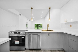 Building Photo - 453 Lakeview Dr