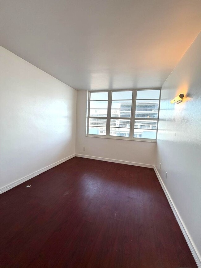 Building Photo - Live where Lincoln Road meets the Ocean in a full service resort-style condominium in South Beach!