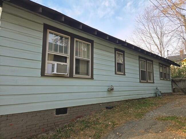 Building Photo - 12 E Chestnut St