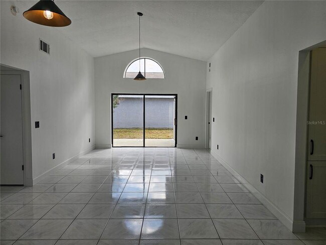 Building Photo - 826 N Horseshoe Bay Dr