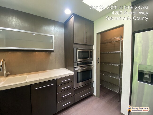 Building Photo - Sprawling Ranch with Open Floorplan & Exce...