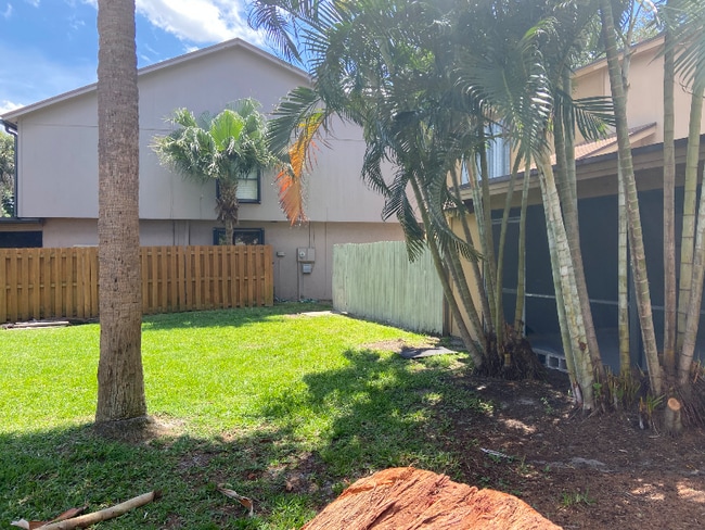 Building Photo - 814 Sandtree Dr