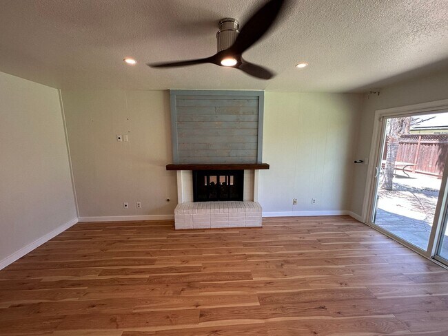 Building Photo - Beautiful 3 Bedroom, 2 Bath Tracy Home