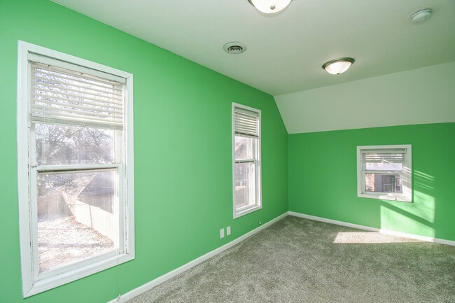 Building Photo - 817 W 12th St