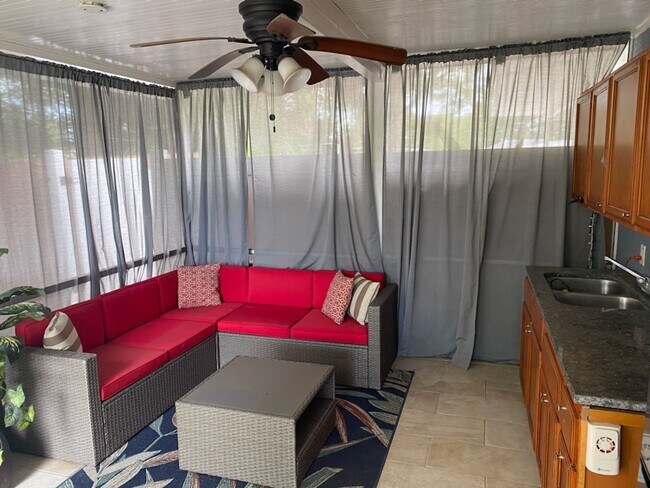 Building Photo - Beautiful 3/2 Home in North St. Pete