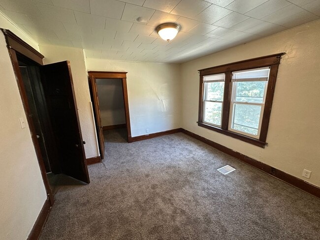 Building Photo - $1250 - 2 Bed 1 Bath Home