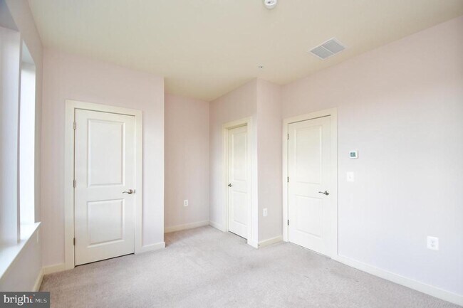 Building Photo - 1550 Trafalgar Ln
