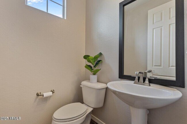 Building Photo - 2337 W Gloria Ln