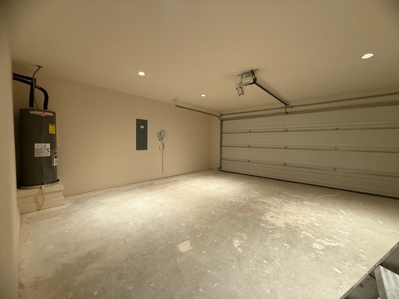 Building Photo - 106 Kirkland St