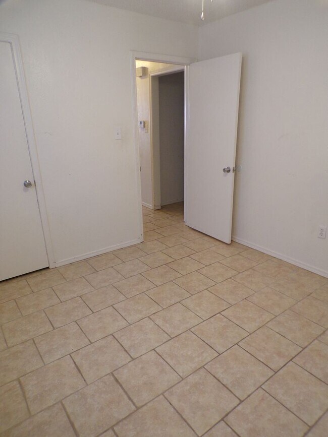 Building Photo - Great home located in Parklane