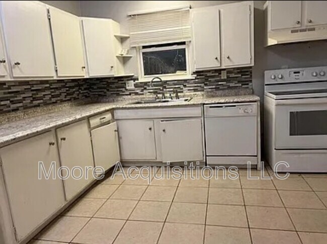 Building Photo - 2524 N Loy Lake Rd
