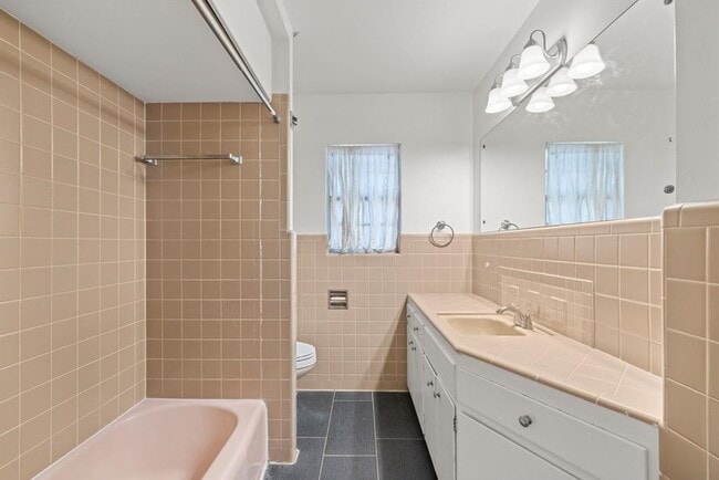 Building Photo - 2326 Hartford Rd