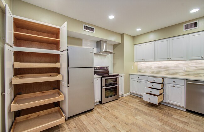 Building Photo - 2700 Bellefontaine St