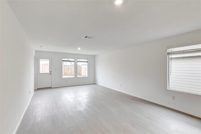 Building Photo - 611 Whoopers Lp