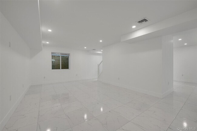 Building Photo - 1 Manhasset Ave