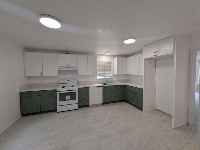 Building Photo - B- 6-Unit  9532-9536 1/2 Cedar Street.