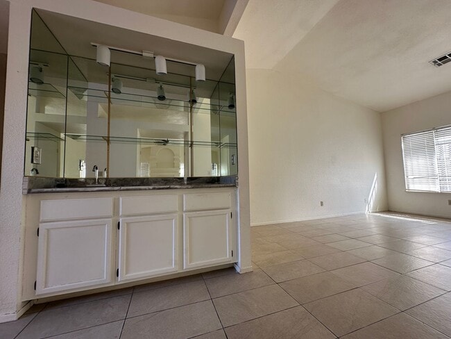Building Photo - Great location. 4 bedroom single story Las Vegas home for rent.