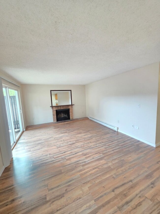 Building Photo - Renton Sunset Heights Condominiums - 2 bedroom 1 bathroom lower floor unit - Water, Sewer & Garba...