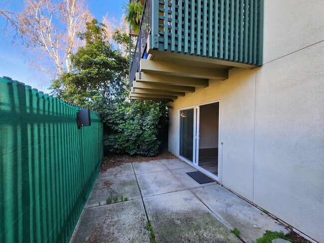 Building Photo - Large studio with private deck