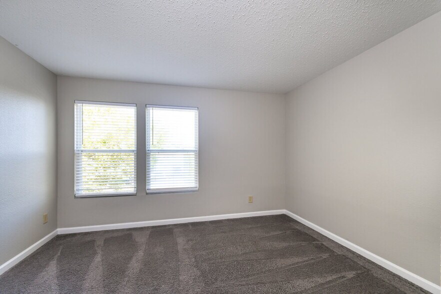 Building Photo - 958 Streamside Dr