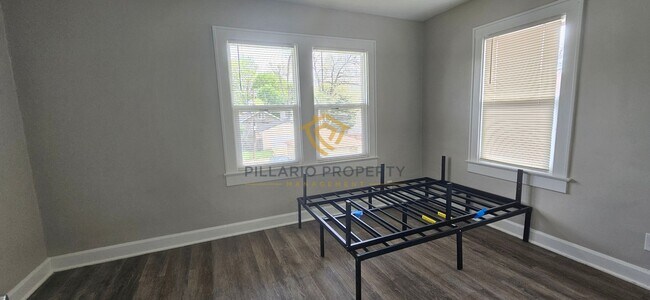 Building Photo - 901-903 Dequincey