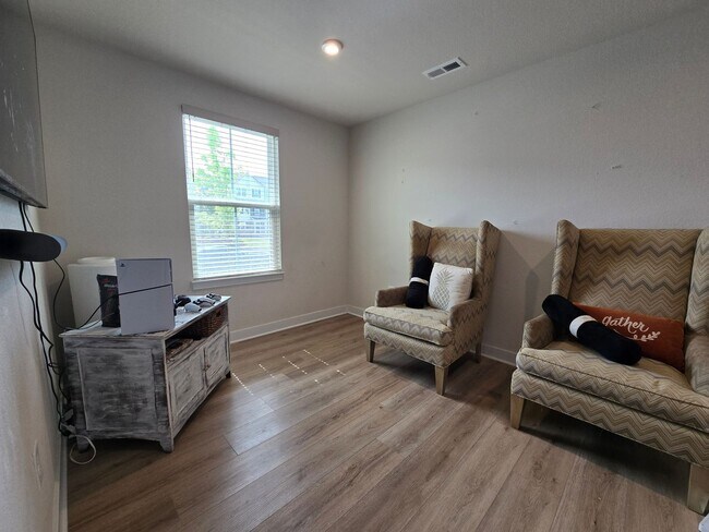 Building Photo - 4 Bed, 3.5 Bath Townhome Located just minutes from the VA/NC Line