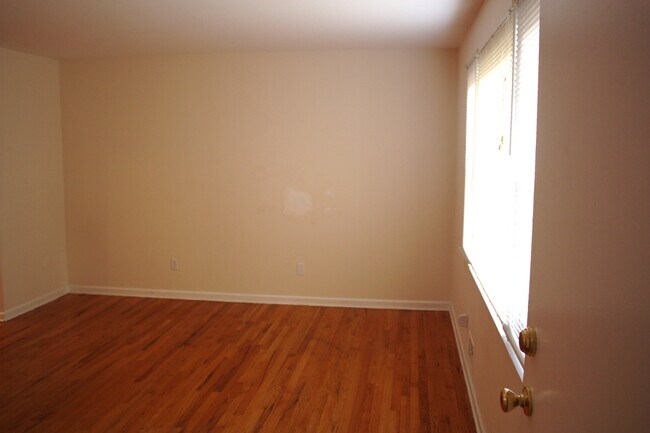 Building Photo - 23 James St