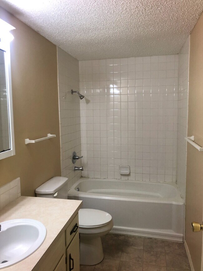 Building Photo - 3 Bedroom Duplex in Hollister