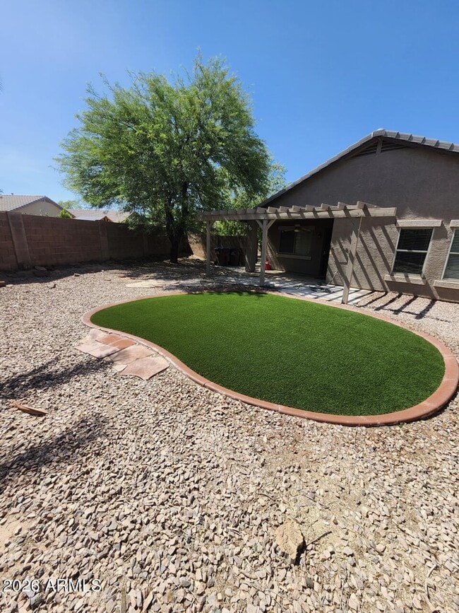 Building Photo - 983 E Palomino Way