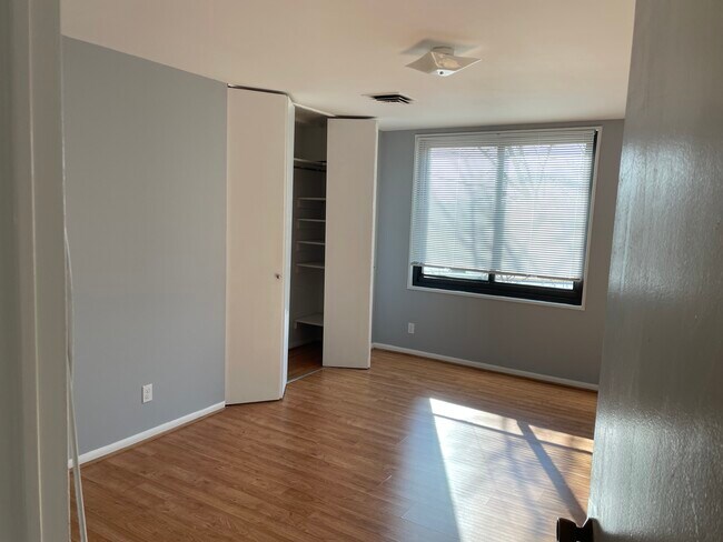 bedroom - 3450 Toledo Ter