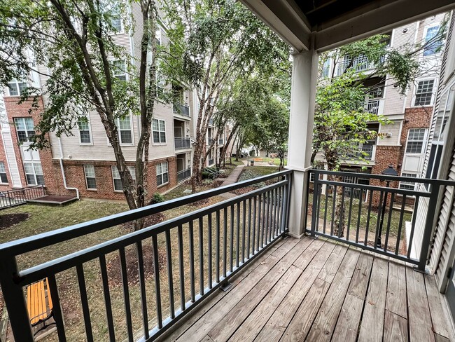 Building Photo - Gorgeous 2 Bed 2 Bath Corner Unit In Vibra...