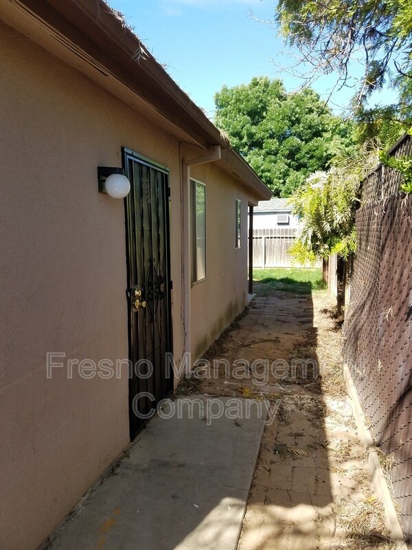 Building Photo - 4033 N Milburn Ave