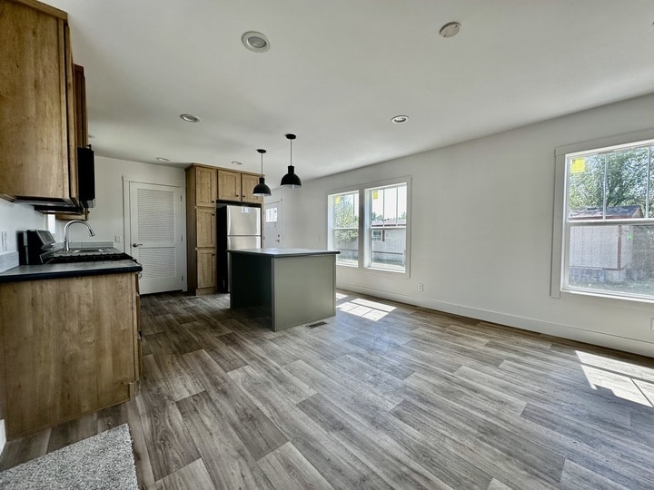 Building Photo - 16 Rainier St N