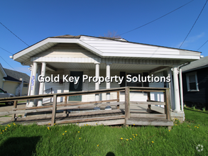 Building Photo - Beautifully Updated 2 BR 1 BA House with B...