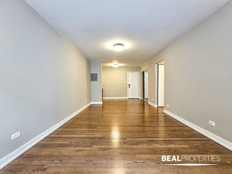 Building Photo - 524 W Oakdale Ave