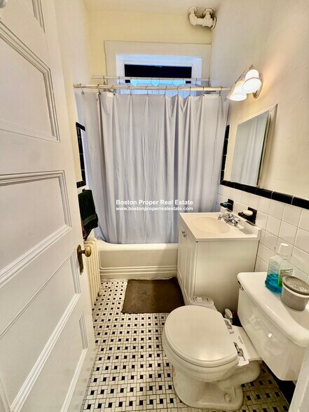 Building Photo - 583 Beacon St