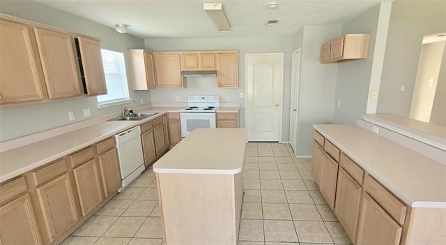 Building Photo - 865 W Lynn Creek Dr