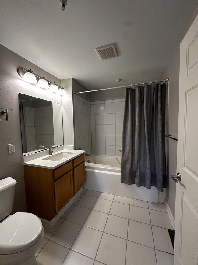 Building Photo - 1 Bedroom, GREAT location!!