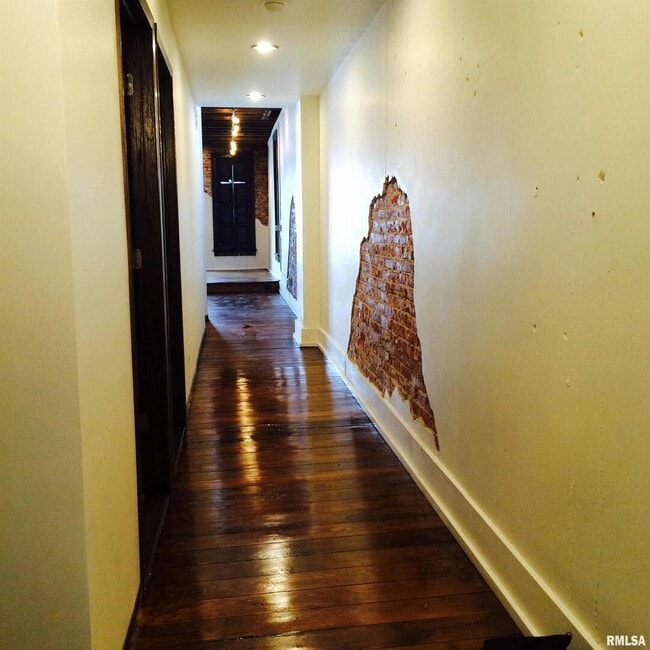 Building Photo - 106 N Main St