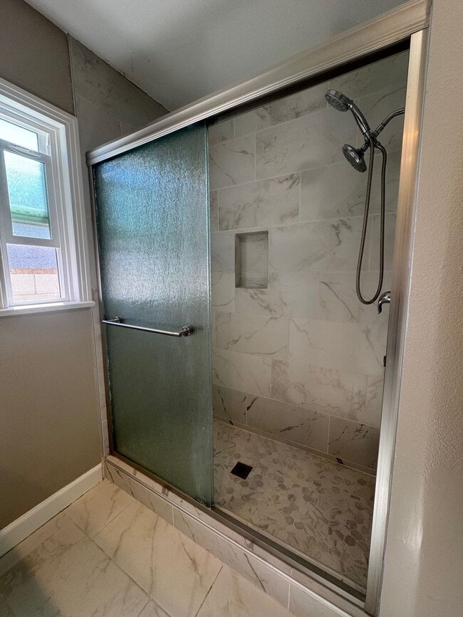 Building Photo - Large 4 bedroom 2 Bathroom for rent