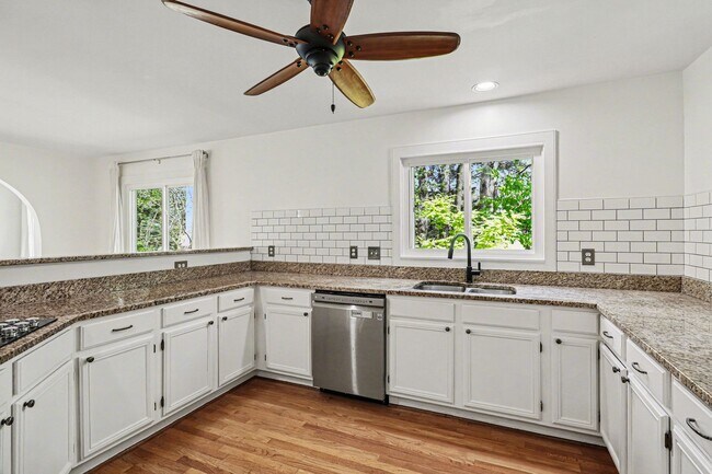 Building Photo - Large 4 Bedroom/2 Bathroom Home in Bon Air ***Available Early/Mid April***