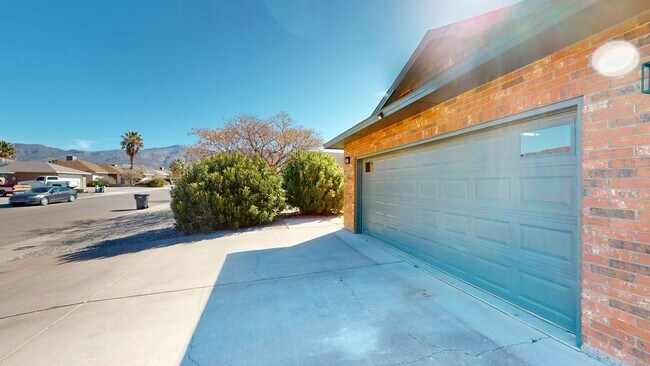 Building Photo - 3-Bedroom/2.5-Bathroom in Alamogordo, NM