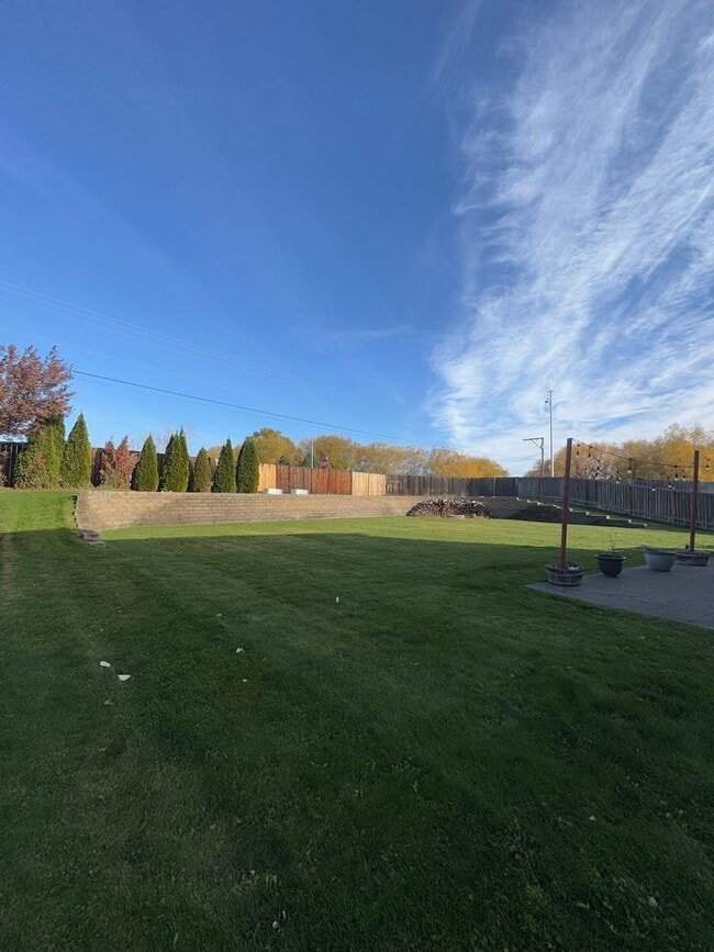 Building Photo - Beautiful Rental with Oversized Yard & Open Layout