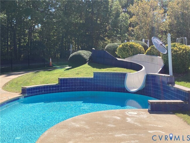 Building Photo - 14720 Village Square Pl