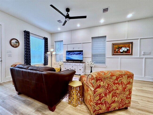 Building Photo - 225 Noras Ln