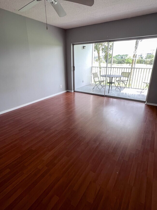 Building Photo - 2850 N Palm Aire Dr