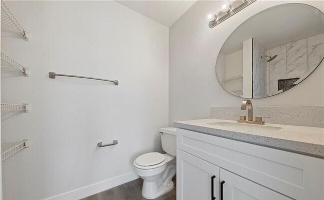 Building Photo - Upgraded 2 bedroom condo in guard gated co...