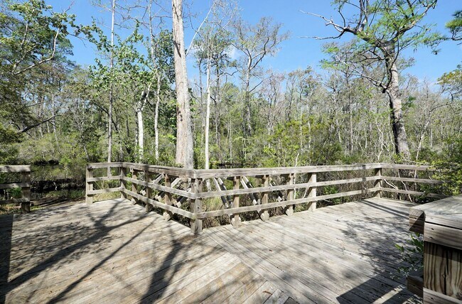 Building Photo - Central Freeport Location with Community Pool