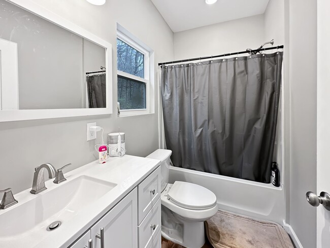 Building Photo - 3 bedroom-Modern Elegance Meets Country Ch...