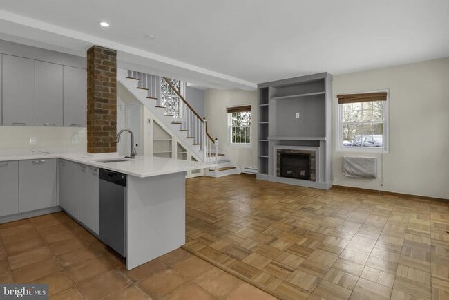 Building Photo - 1400 Martha Custis Dr